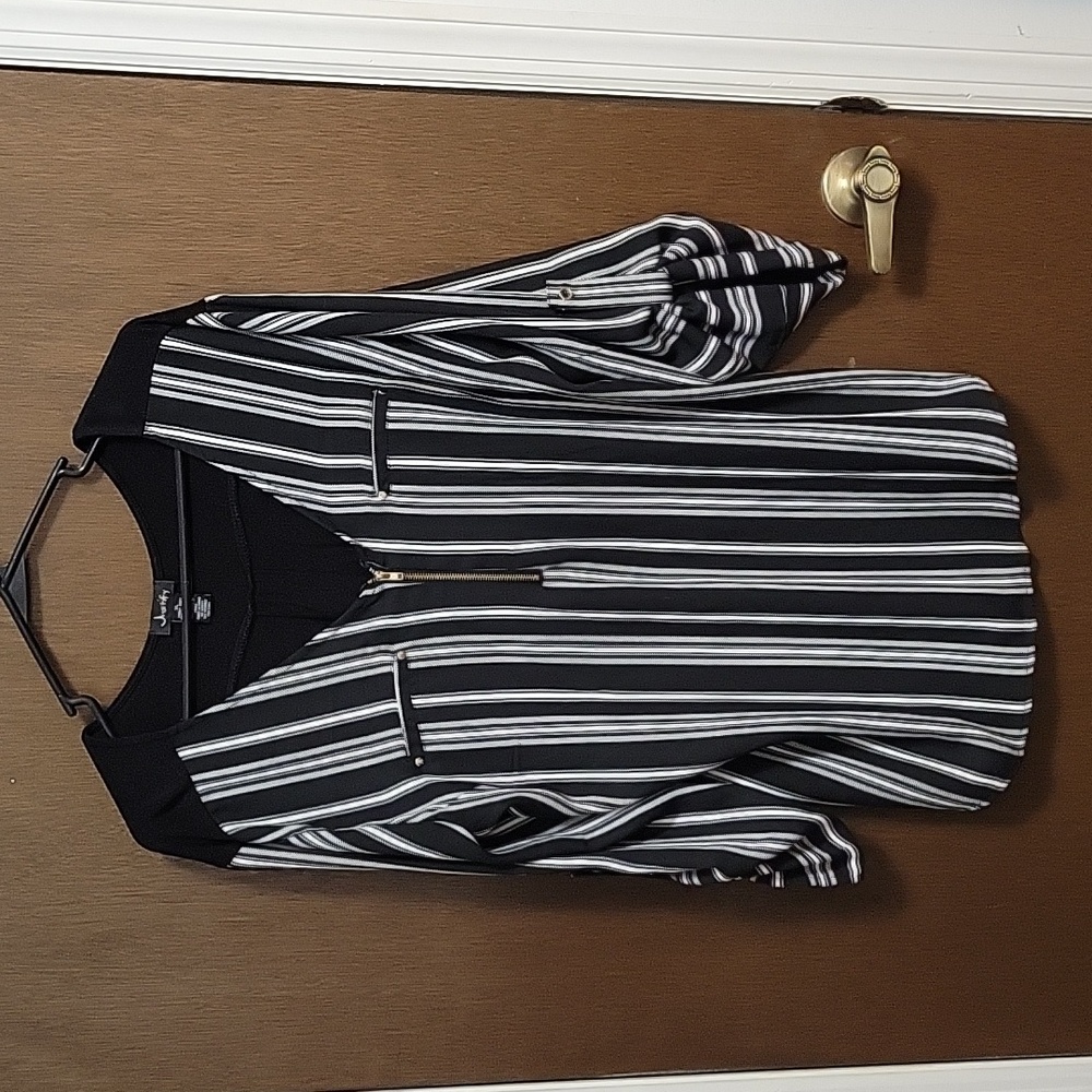 Justify XL Jr's black and white top